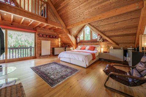 Substantial master bedroom suite