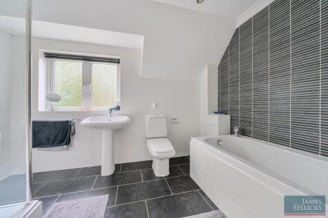 Ensuite Bathroom 2