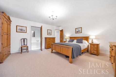Principal bedroom