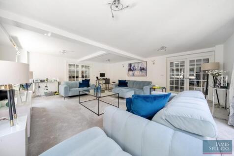Spacious sitting room