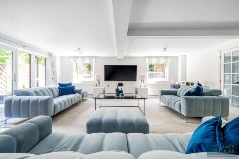Spacious sitting room