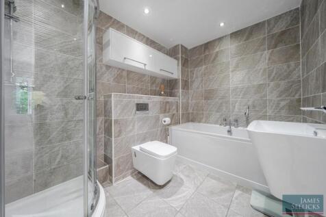 Master ensuite bathroom