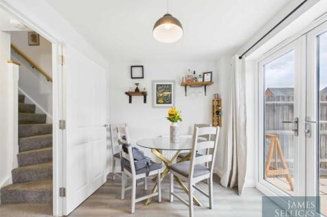 Dining Area &amp; Access to the Garden