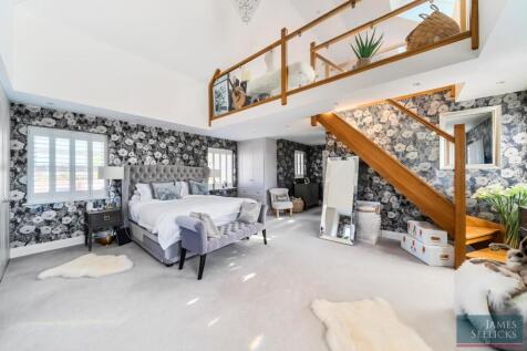 Principal bedroom