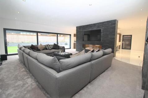 Breakfasting Kitchen and Living Room