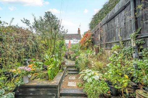 1373697-15-690244...