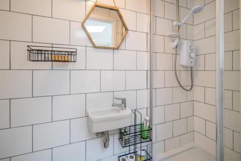 Studio Shower Room &amp; WC