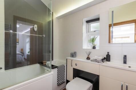 En Suite  Bathroom