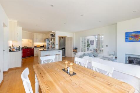 Kitchen/ Living Room