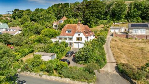 Driveway Parking &amp; 3 Garages
