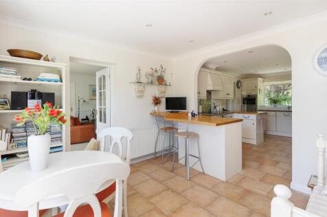 Kitchen/ Breakfast Area