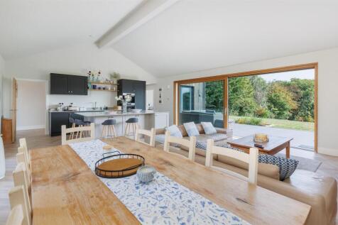 Kitchen/ Living Room Dining Area