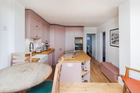 Kitchen/ Dining Area