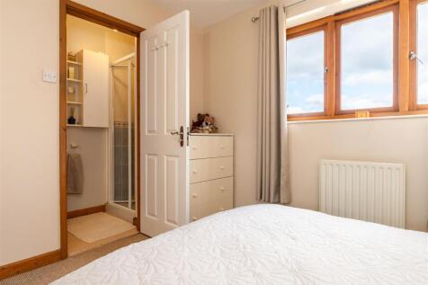 Master through to en suite