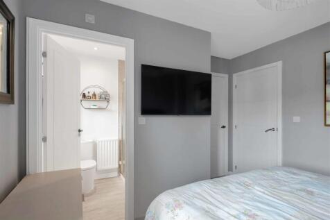 Master Bedroom to En Suite