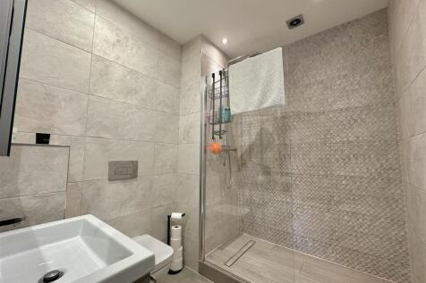FIRST FLOOR SHOWER ROOM