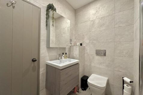 FIRST FLOOR SHOWER ROOM
