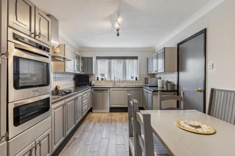 KITCHEN/BREAKFAST ROOM:
