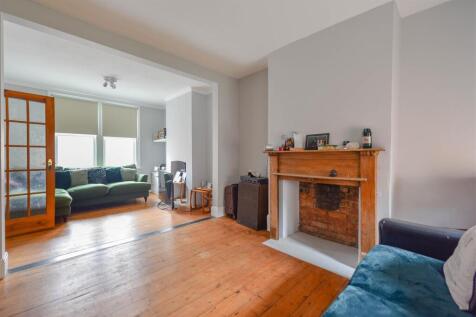 LOUNGE/DINING AREA