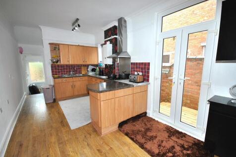 KITCHEN/BREAKFAST