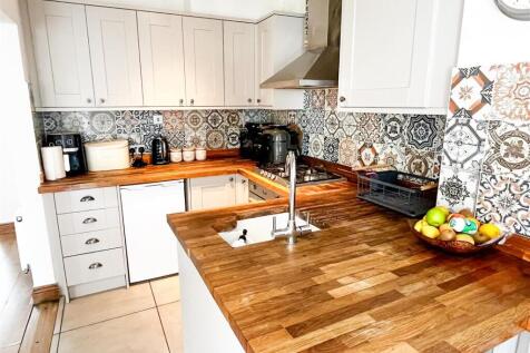 KITCHEN/FAMILY AREA