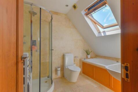 0112bed1ensuite.jpg