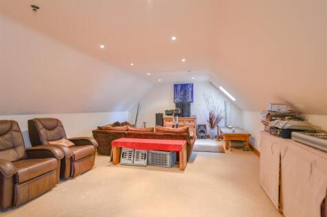 CINEMA/GAMES ROOM