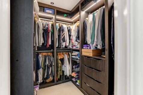 DRESSING ROOM ENSUITE