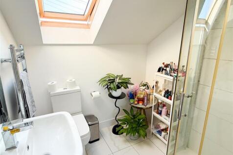 SHOWER ROOM EN SUITE