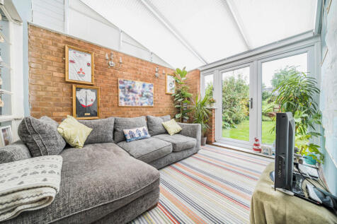 1370752-7-68f26be...