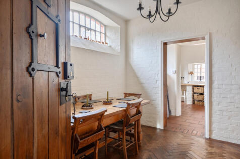 1363787-11-692eeb...