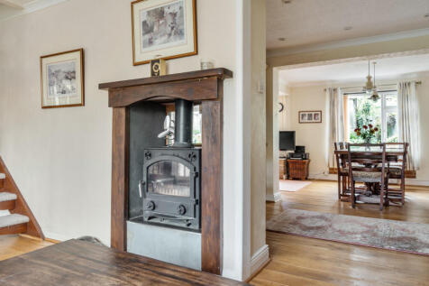 1371838-12-690208...