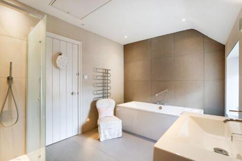 September Cottage - Family Bathroom 1.jpg