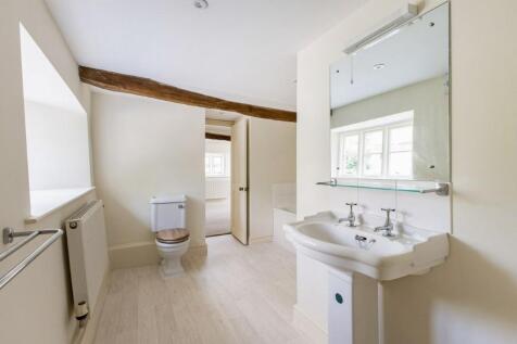 Rectory Farmhouse - Jack &amp; Jill Bathroom (first fl