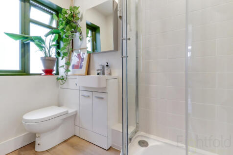 Shower Room (1st Floor)