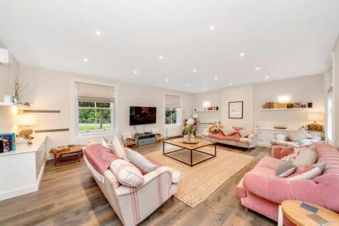 LOUNGE / FAMILY ROOM