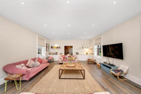 LOUNGE / FAMILY ROOM