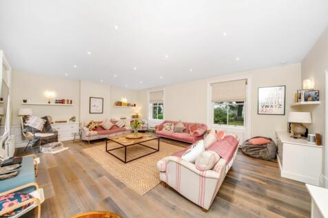 LOUNGE / FAMILY ROOM