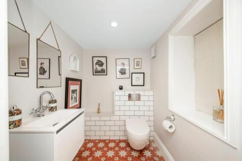 CLOAKROOM / DOWNSTAIRS W.C.