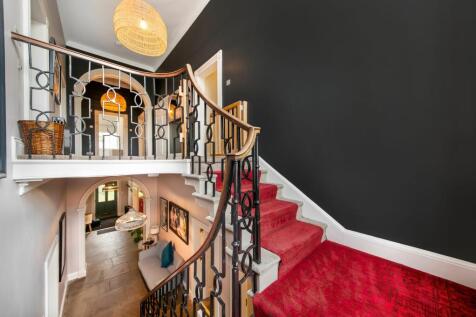 FIRST FLOOR LANDING