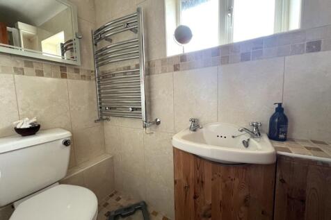 EN-SUITE SHOWER ROOM