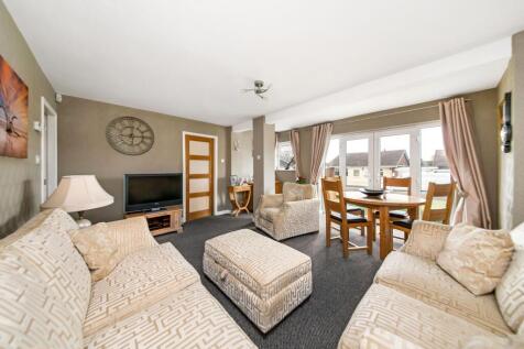 OPEN-PLAN LIVING DINING ROOM