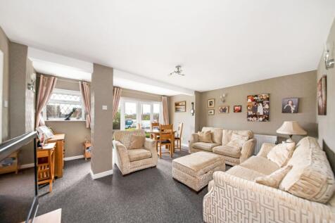 OPEN-PLAN LIVING DINING ROOM
