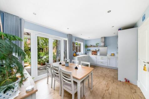 OPEN-PLAN DINING KITCHEN