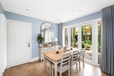 OPEN-PLAN DINING KITCHEN