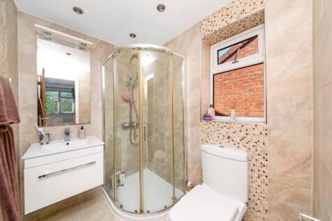 BEDROOM ON EN-SUITE SHOWER ROOM