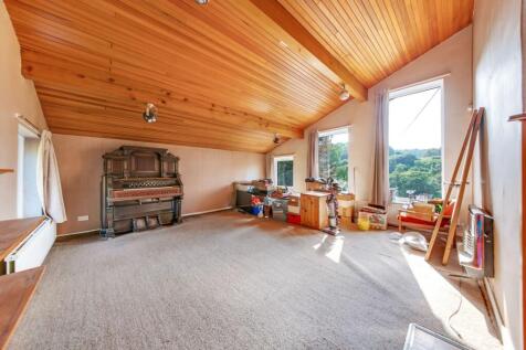 OPEN-PLAN SITTING ROOM