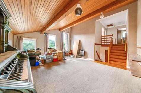 OPEN-PLAN SITTING ROOM