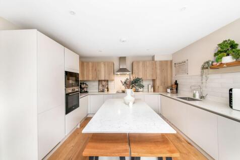 OPEN-PLAN LIVING DINING KITCHEN cont.