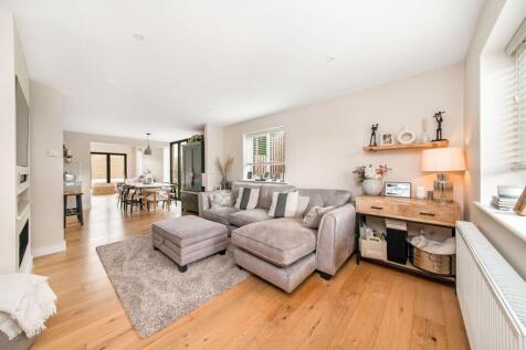 OPEN-PLAN LIVING DINING KITCHEN